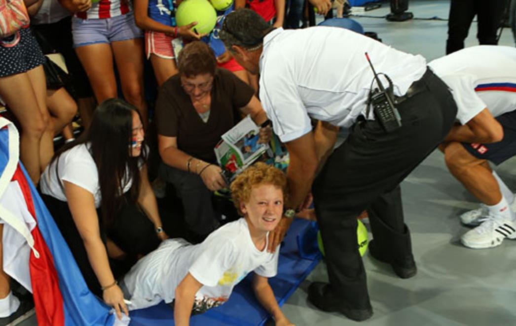 PANIKA U PERTHU Đoković pobijedio Seppija pa skoro stradao nakon što su navijači srušili ogradu!