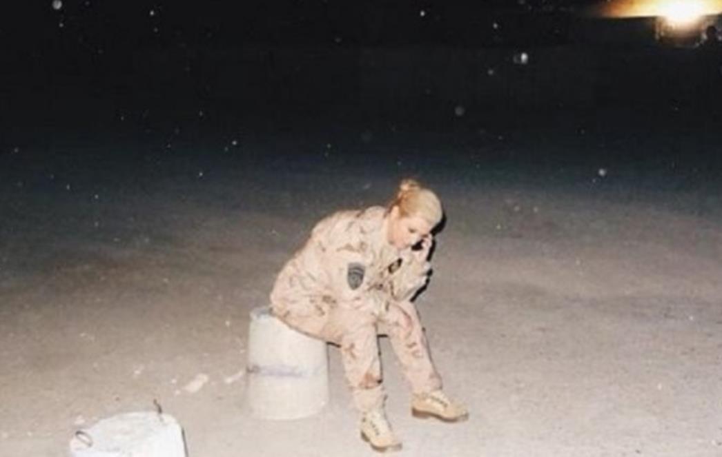 FOTOGRAFIJA KOJA JE POHARALA INTERNET: Kolinda sama usred pustinje pod okriljem noći!
