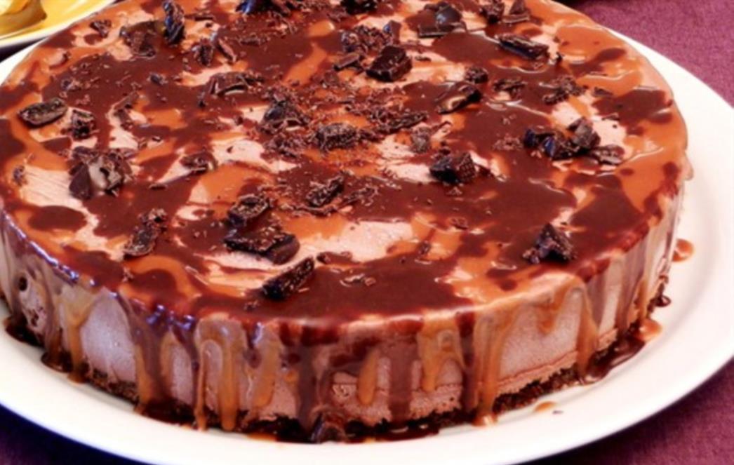 SAVRŠENA U SVIM PRIGODAMA: Torta od sladoleda s čokoladom i karamelom