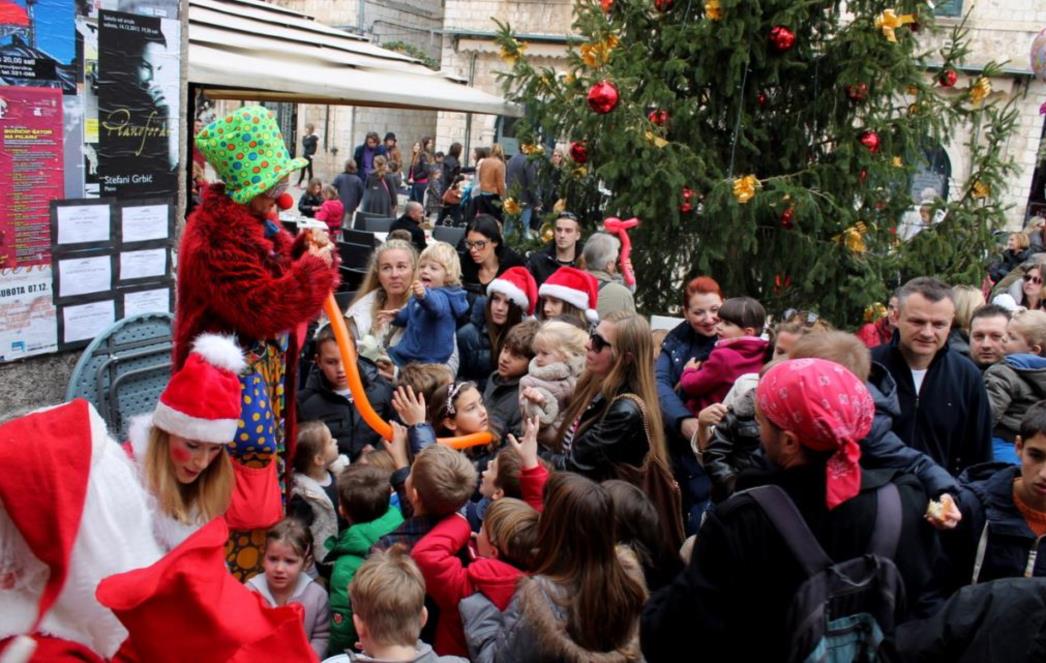 TRADICIONALNI 'TORTA PARTY': Odlična zabava za najmlađe na Stradunu, torte 'planule' za sekundu, prikupljeno 6350 kuna (FOTOGALERIJA) 