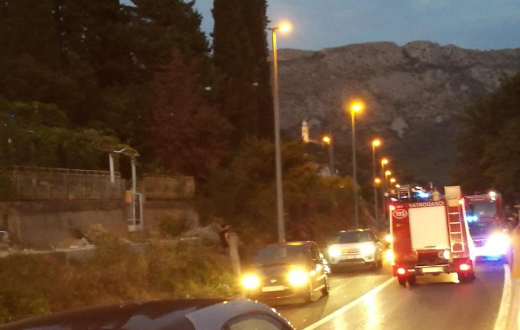 SMRTNO STRADAO MOTOCIKLIST Kraj Prijevora motor sletio s ceste i zapalio se 