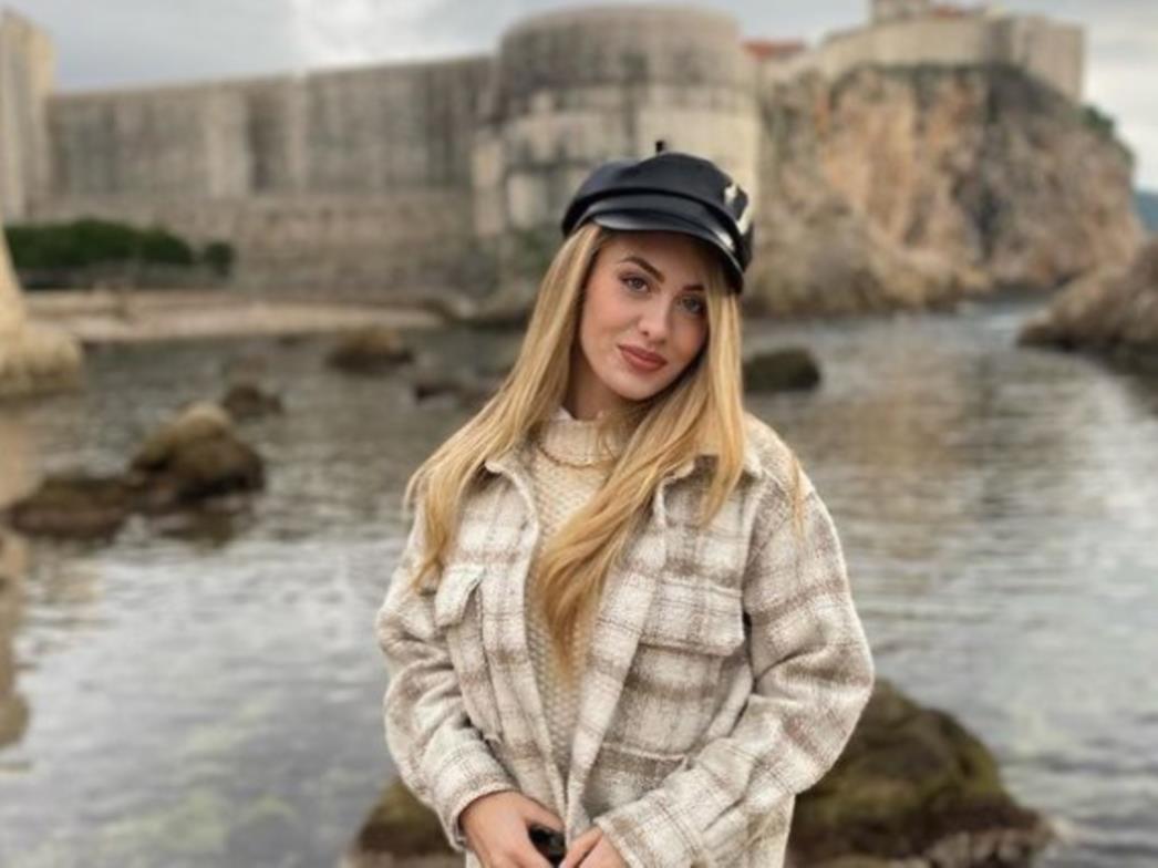 Albina pozirala sa zidinama u pozadini