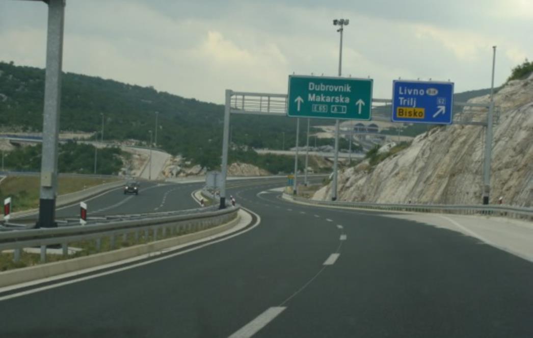 SVAKAKVIH BUDALA IMA: Jurio 155km/h i sve snimio! /VIDEO/