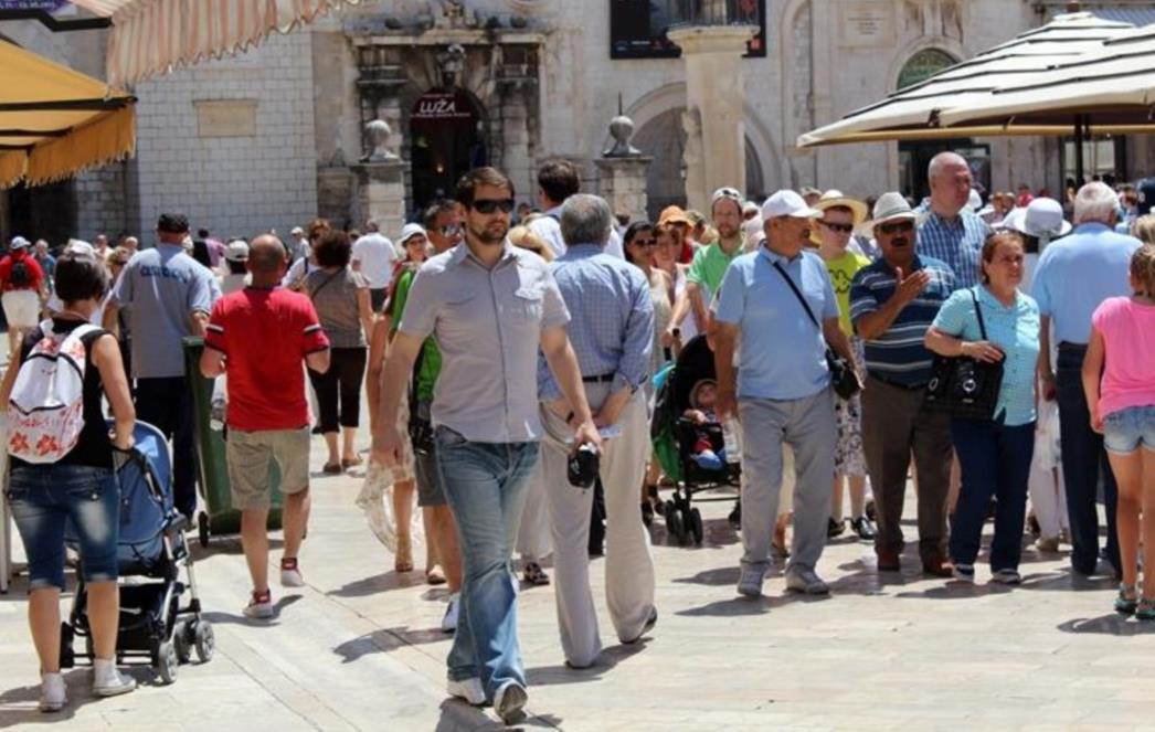 PRVI DAN LJETA U DUBROVNIKU: Rijeke turista slijevaju se na Stradun! (FOTOGALERIJA)