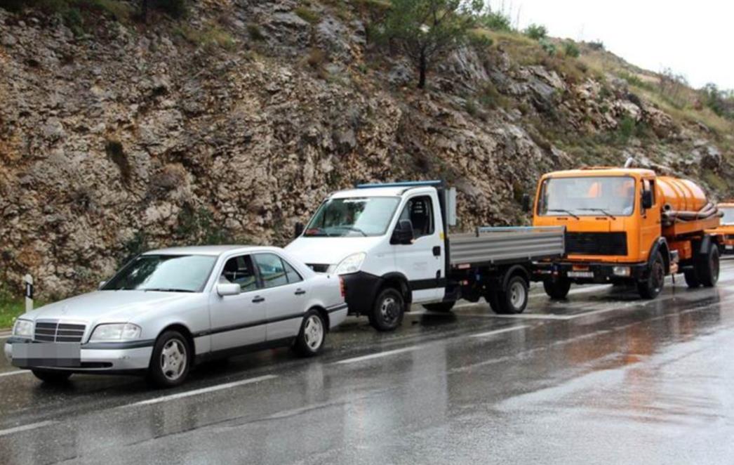 PROMETNA NESREĆA U ŽUPI DUBROVAČKOJ: Sudarila se dva kamiona i osobni automobil (FOTO)