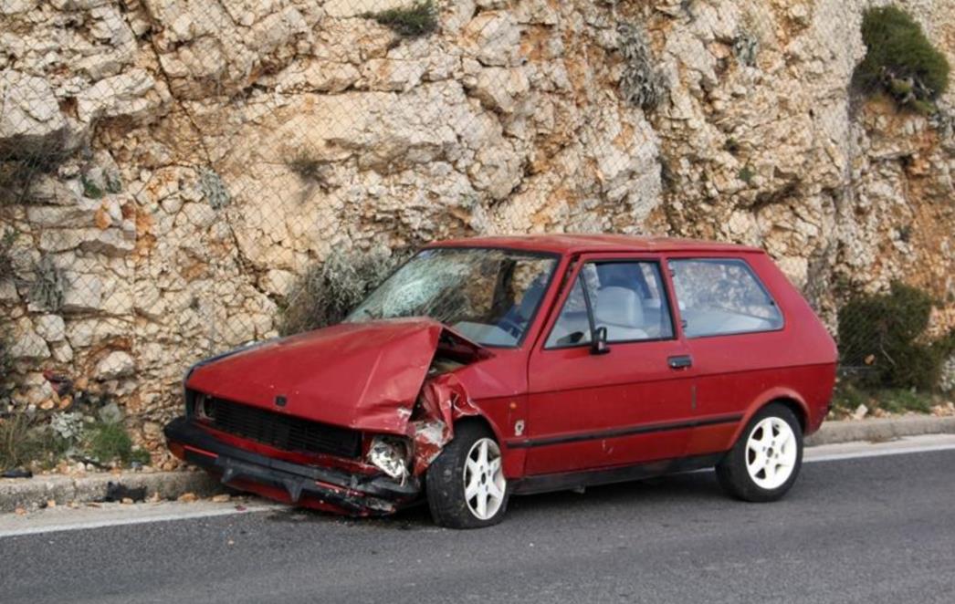 Prometna nesreća kod Vidikovca: Automobilom u brdo (FOTOGALERIJA)