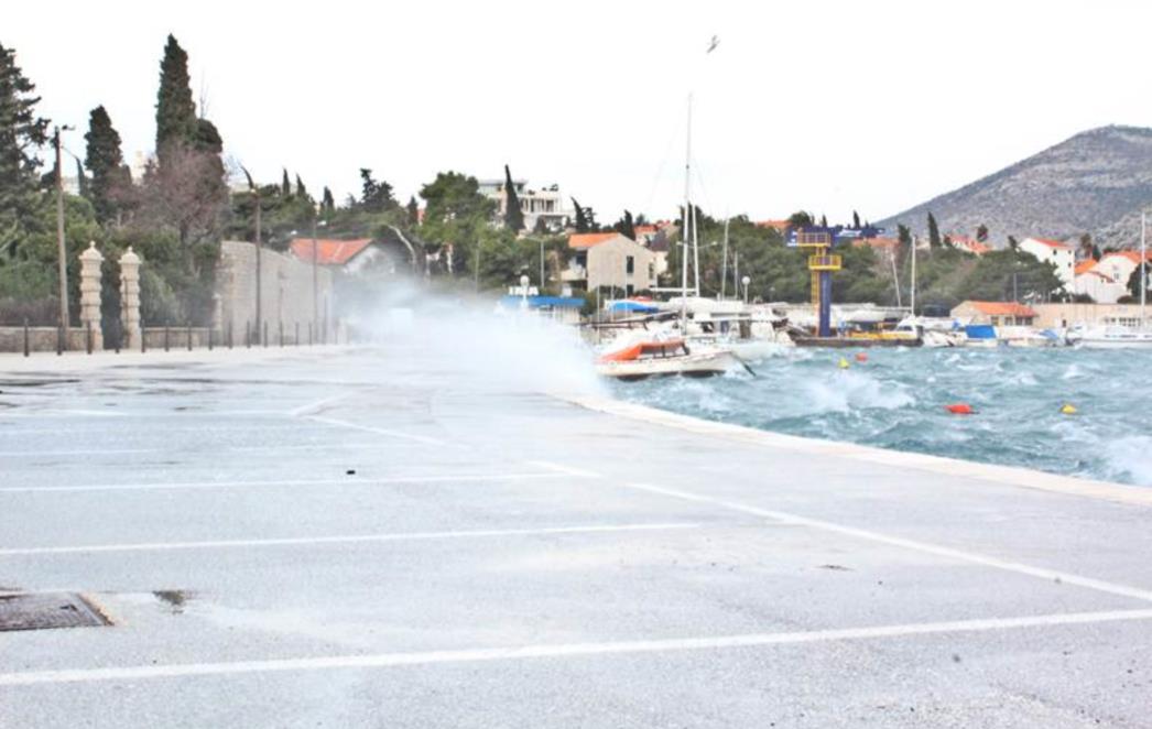 UPALJEN CRVENI METEOALARM: Olujna bura 'napada' Dalmaciju, udari će prelaziti 100 km/h
