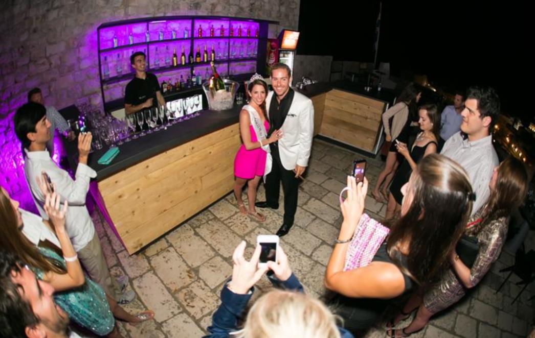 PLAYBOYEVA ZEČICA U PLESNOM  RITMU: Tko se zabavljao na nastupu Vikorie Metzeker u Revelinu! /FOTOGALERIJA/