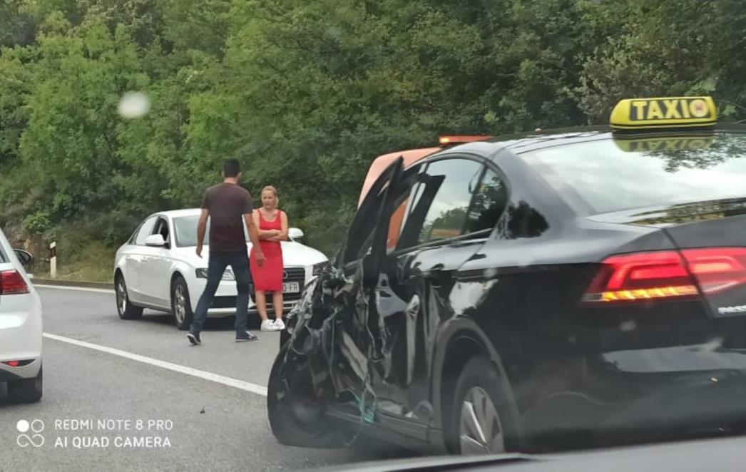 PROMETNA KOD AERODROMA Sudarila se dva vozila, ono od taksista dobro ulupljeno (FOTO)