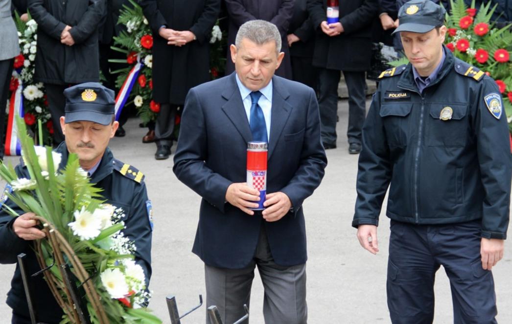 ODANA POČAST POGINULIM BRANITELJIMA: General Ante Gotovina  zapalio svijeću za sve stradale! (FOTOGALERIJA)