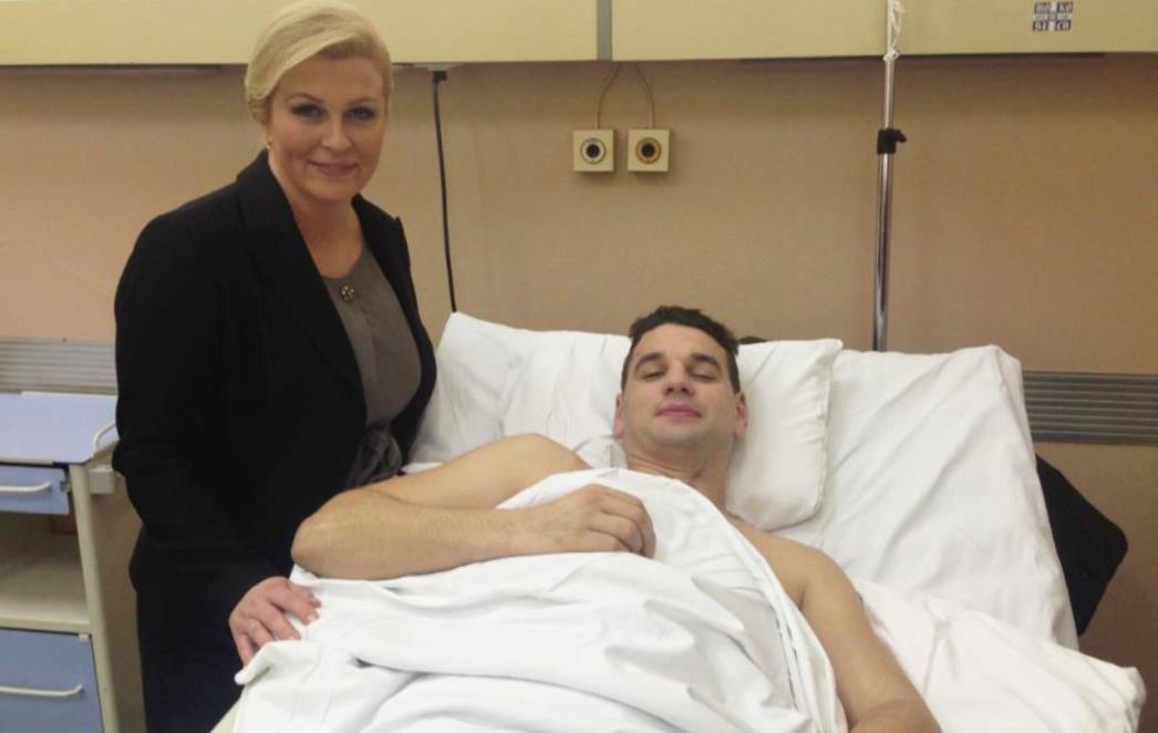  Grabar Kitarović posjetila ozlijeđenog navijača Hajduka Pava Hađiju u bolnici 