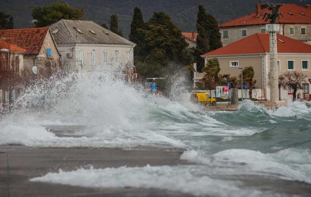Lebić i oštro poplavili obalu, noćas u gorju obilan snijeg
