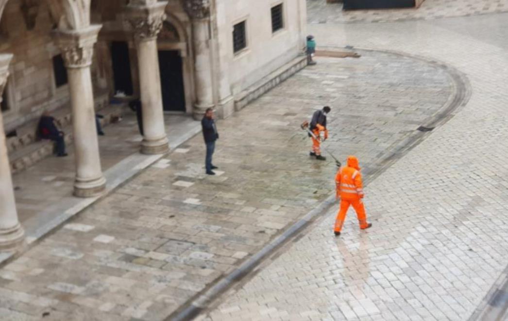 OVO JE HIT Ispred Dvora i na Gundulićevoj poljani se jutros kosi trava (FOTO/VIDEO)