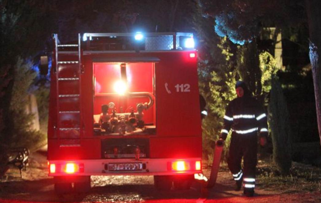 POŽAR U STAMBENOJ ZGRADI U LAPADU: Vatrogasci spriječili veću štetu 