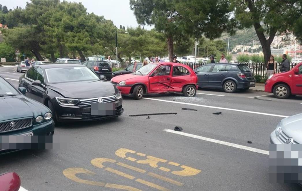 PROMETNA NESREĆA U DUBROVNIKU: Opel Corsa skršena,  kako im je ovo uspjelo? /FOTO/