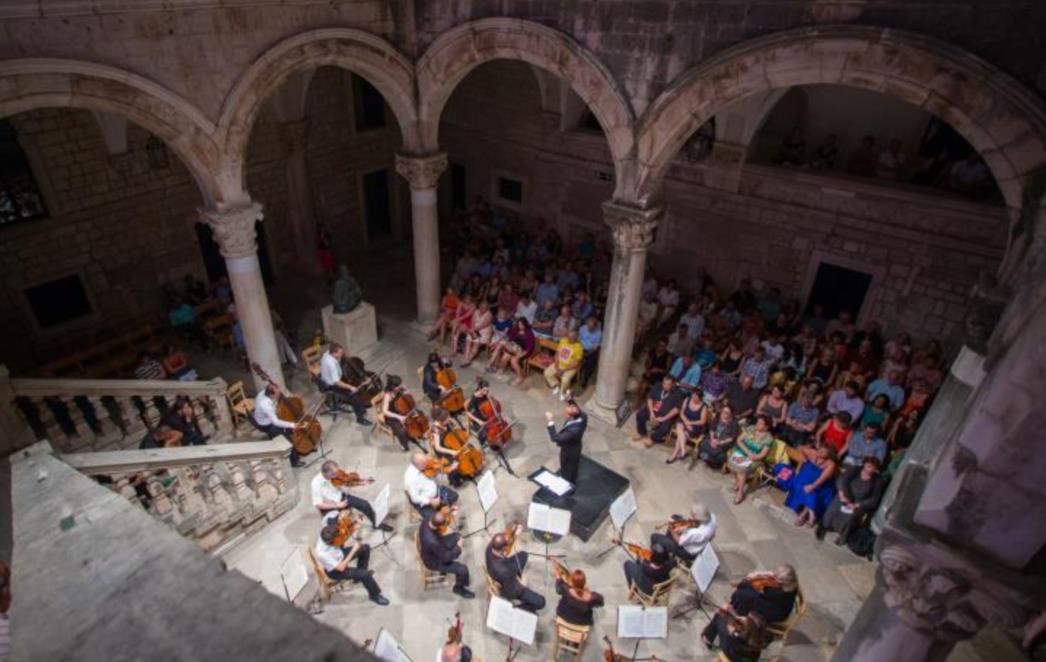 Dubrovnik u pozno ljeto! Večeras ne propustite koncert u Kneževom dvoru
