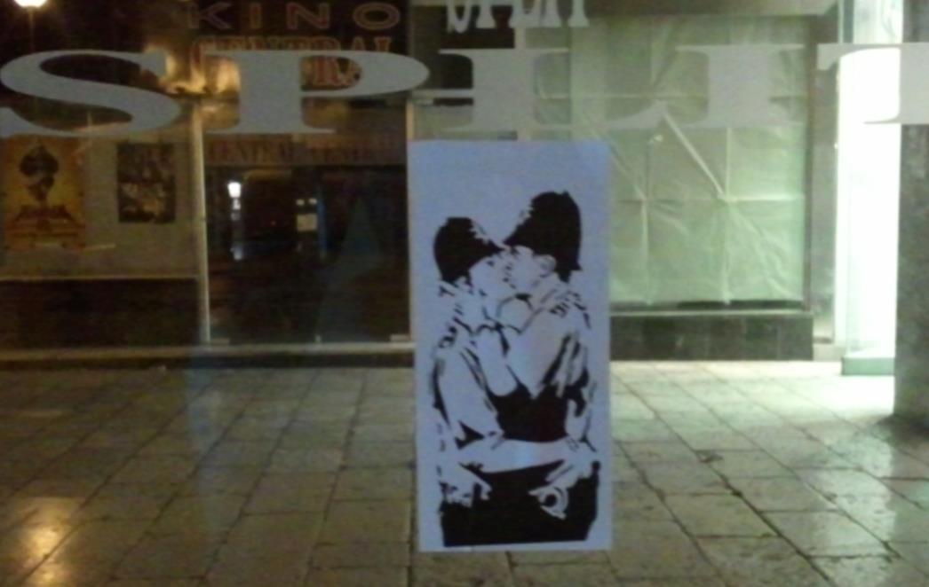 Split oblijepljen grafikama policajaca koji se ljube