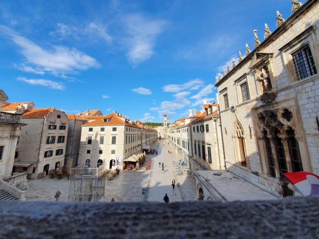 Nekoliko muškaraca postavili stol i stolice na Stradunu, traže ih komunalni redari