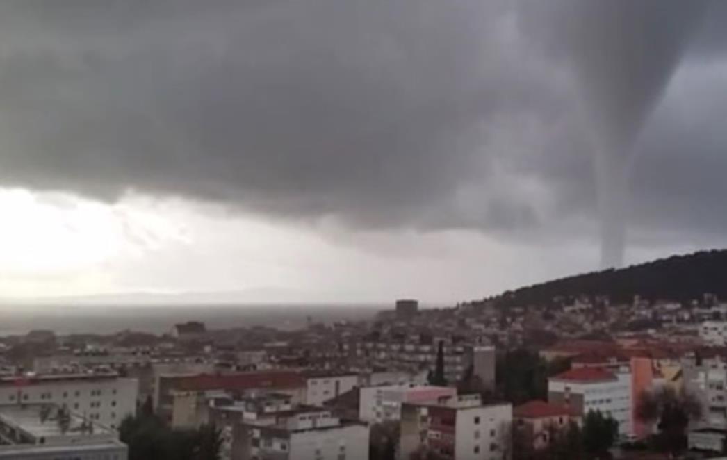 KAKVA DRAMA U SPLITU: Pijavica rušila stabla, iz betona iščupala semafor, nastao prometni kolaps /VIDEO/