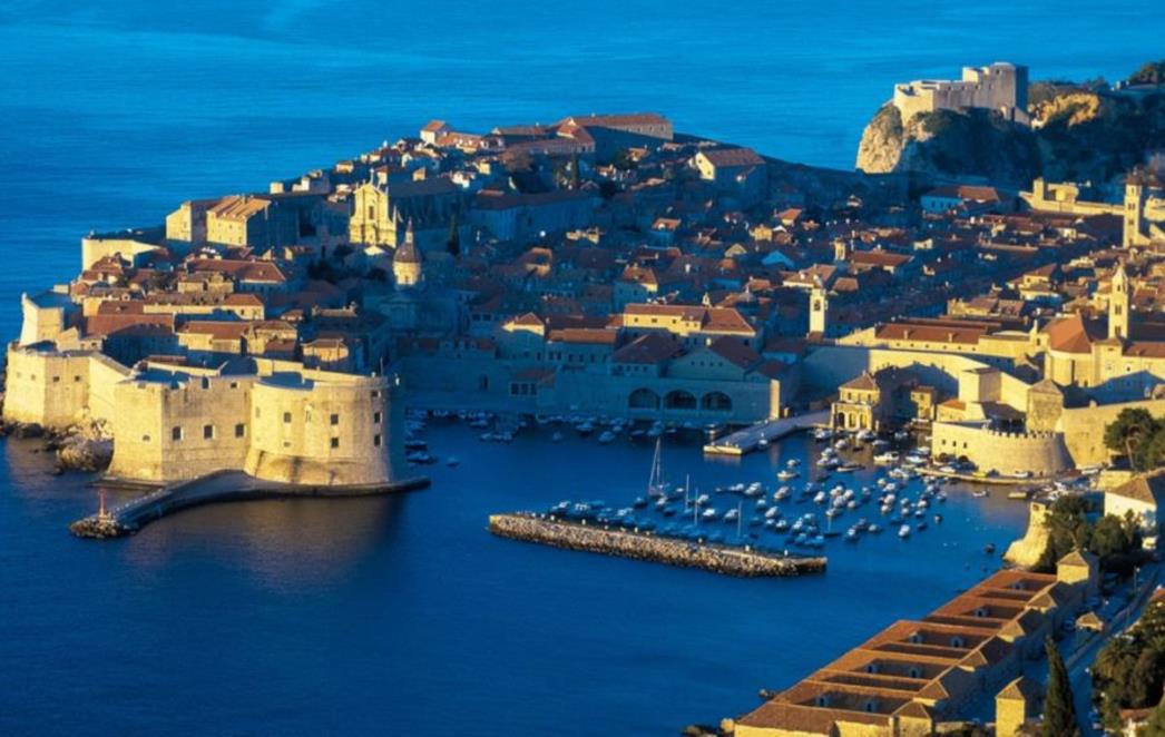 NIJE SAMO KONZUMOVIM RADNICIMA TEŠKO! Pročitajte  što su SEZONCI prošli u Dubrovniku! Došli konobariti, a završili na baušteli…