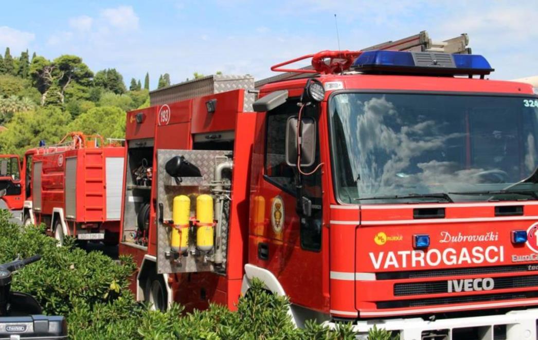 Planuo požar u Novoj Mokošici, izgorjela trava i nisko raslinje
