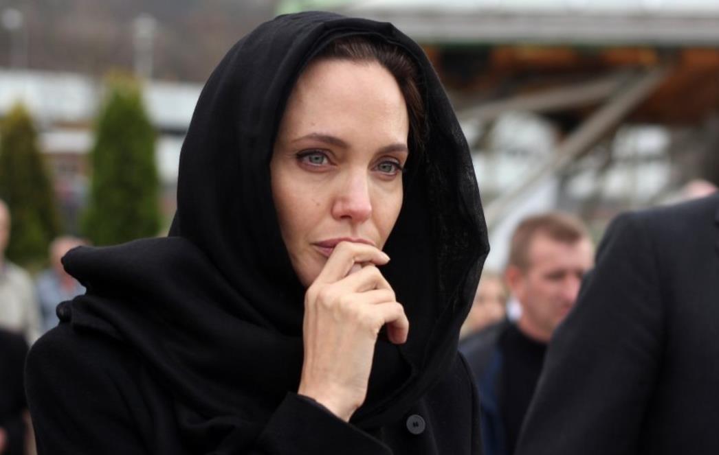 Angelina Jolie posjetila Srebrenicu i zaplakala  među nišanima mučki ubijenih Bošnjaka Srebrenice (FOTO)