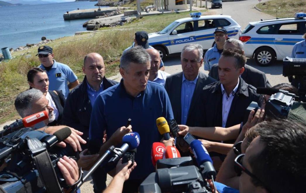 OSTOJIĆEVI JURIŠNICI: Policijska blokada dočekala Karamarka na Prevlaci! (FOTO+VIDEO) 