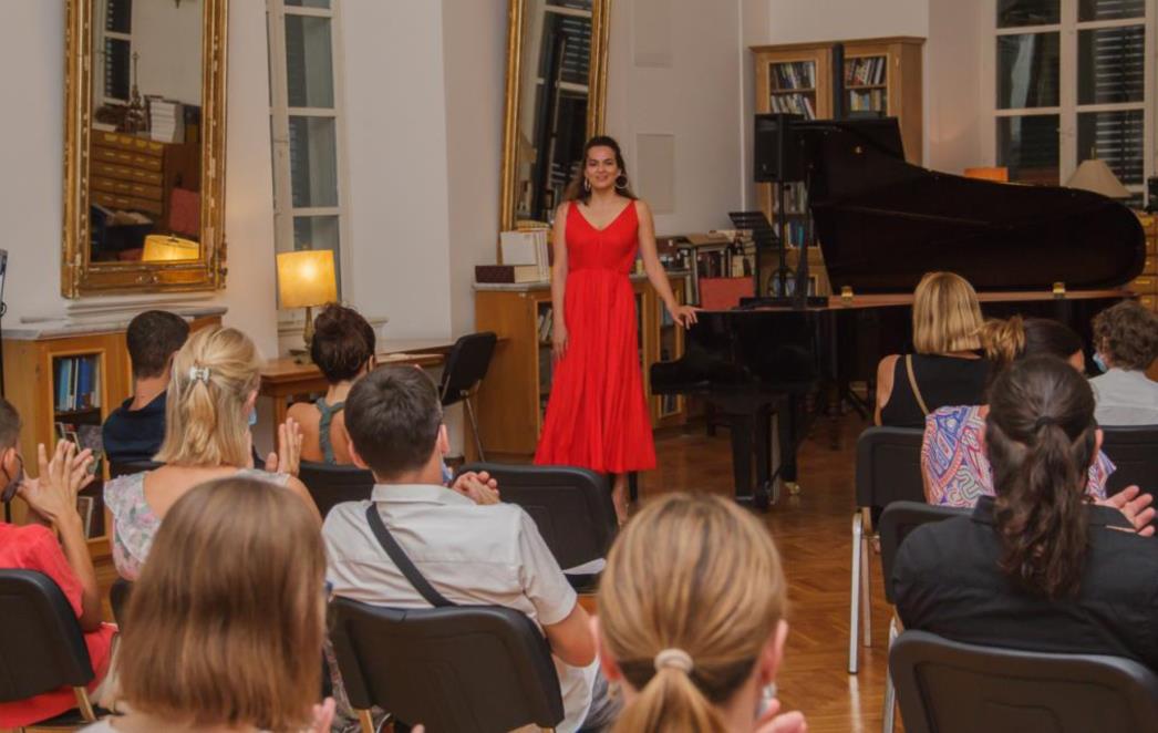 Pijanistica Ružica Koncul izvela je svoj drugi klavirski recital ''Ura od Chopina'' u Saloči od zrcala