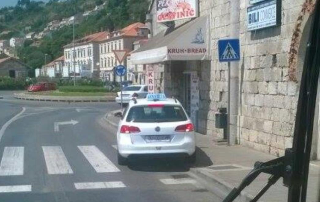 OGORČENI DUBROVČANIN: Pogledajte kako se taksist parkirao, njihovoj bahatosti nema kraja!