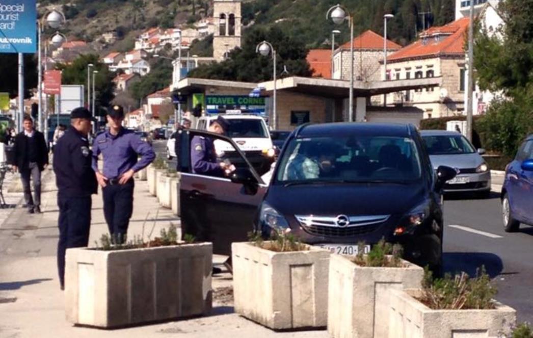 PROMETNA NESREĆA U DUBROVNIKU: Osobnim automobilom zabio se u betonsku grastu cvijeća! /FOTO/