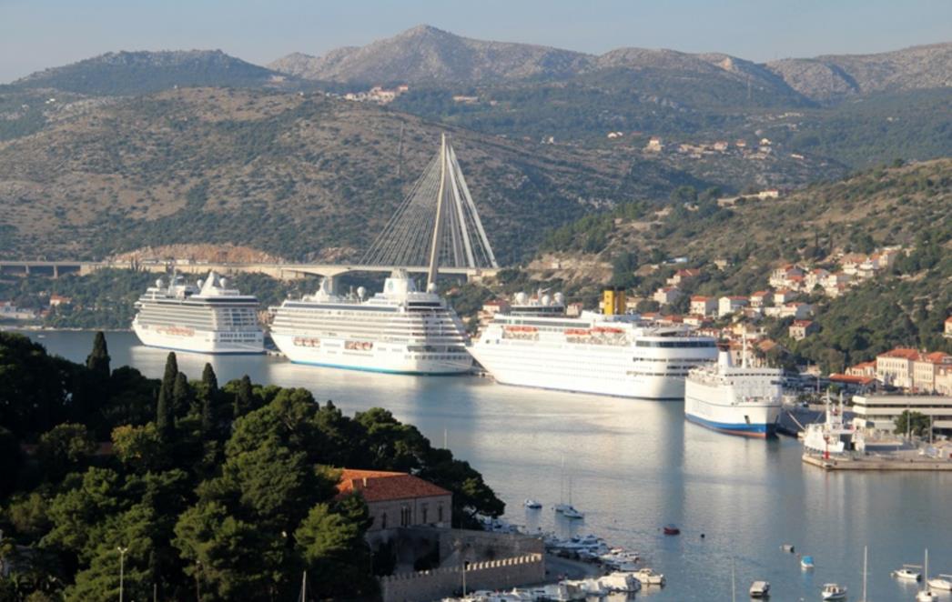 Svima je jasno da Dubrovčani trpe zbog gostiju s kruzera, ali nije istina da nema koristi!
