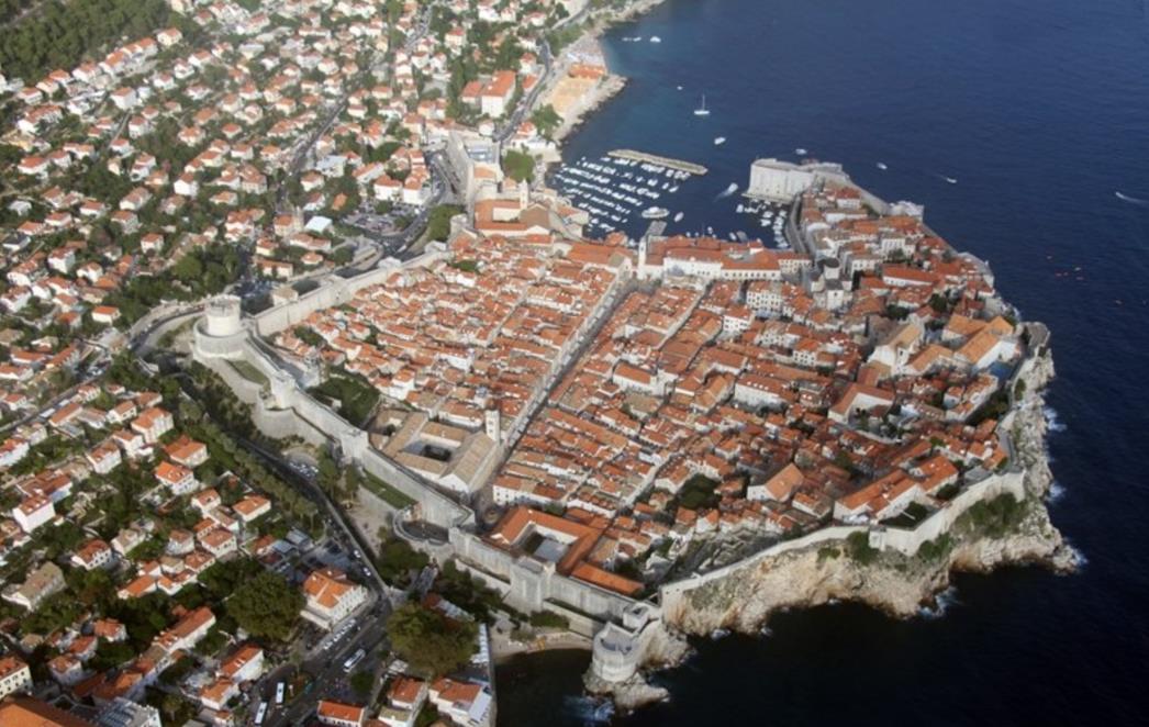 NE MOGU SE VRATITI KUĆI Amanda, Bill i Sandy turisti su u Dubrovniku, a ovo je njihova priča