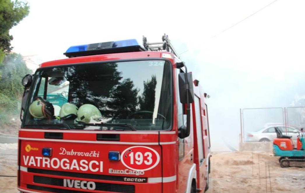 POŽAR U DUBROVNIKU: Zapalio se stan u Zlatnom potoku, ozlijeđena jedna osoba