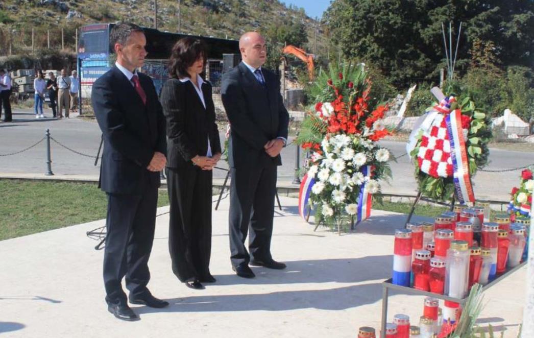 Položeni vijenci pored spomenika poginulim braniteljima na Osojniku (FOTO)