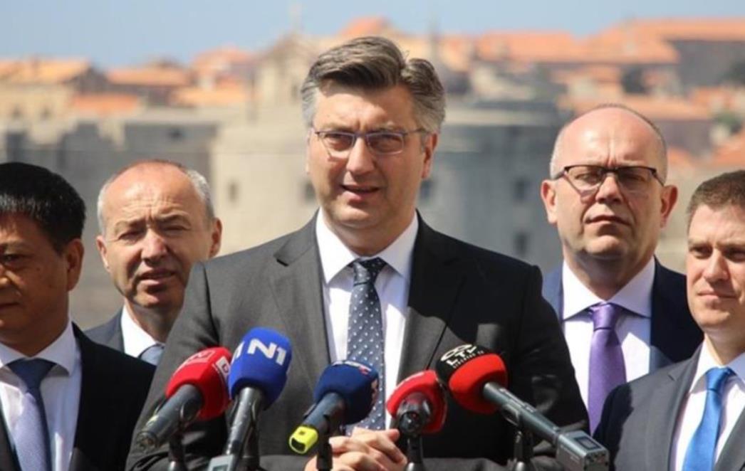 'ŽIVIO, ĆAĆA' Muškarac na Korčuli dočekao Plenkovića s natpisom 'Ćaća', osiguranje ga odmah odvelo