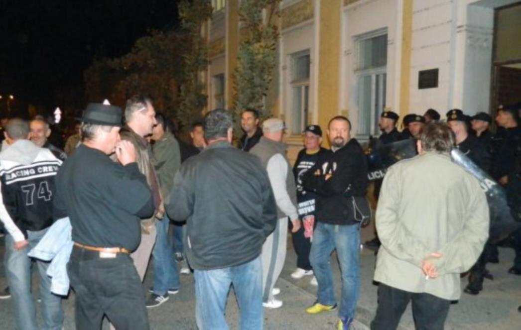 JE LI NA POMOLU NEPOSLUH VEĆIH RAZMJERA: Policajac ispitan i pušten oko ponoći, dočekali ga s ovacijama