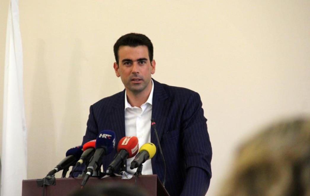 /RAGUŽ SAM PROTIV SVIH/ Nakon vijećnika 'oprali' ga i građani: Karićari nikome ne smetaju!
