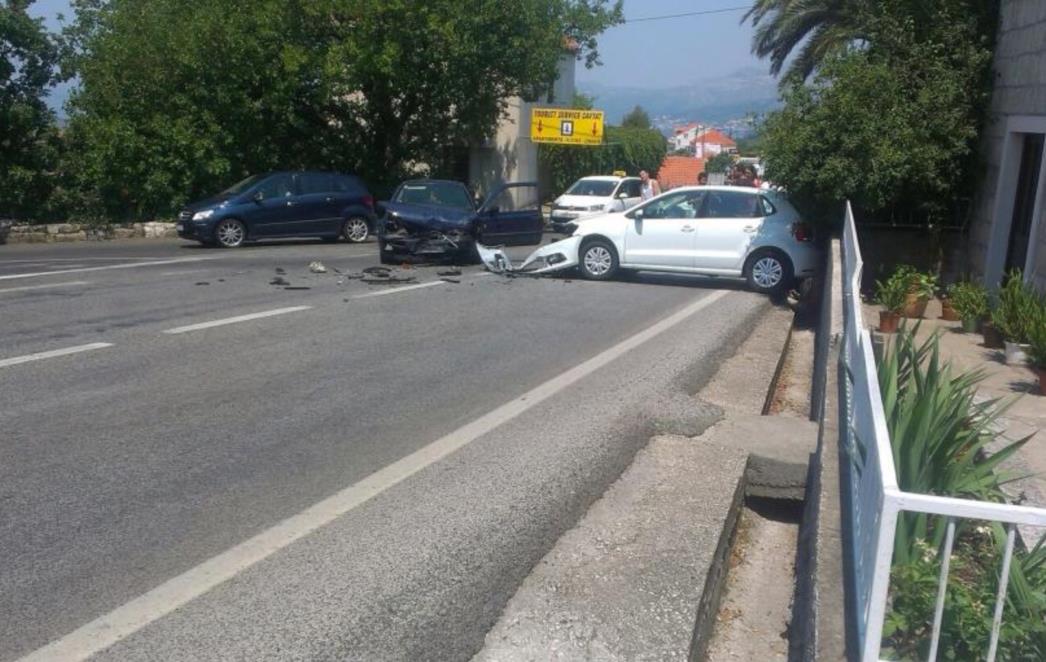 PROMETNA NESREĆA U KONAVLIMA: U sudaru osobnih automobila na Zvekovici ozlijeđene dvije osobe /FOTO/