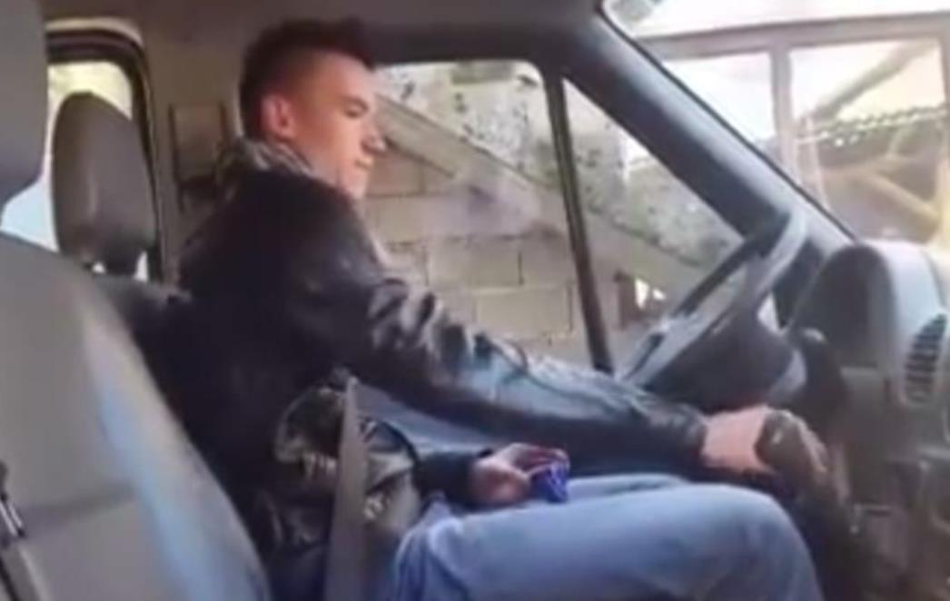 NASMIJAT ĆE VAS DO SUZA: Pogledajte kako Bosanac vozi auto bez da ga je upalio!