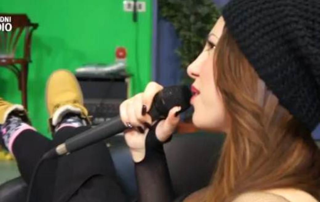 VIDEO: U mrežastoj majici prštala od seksipila