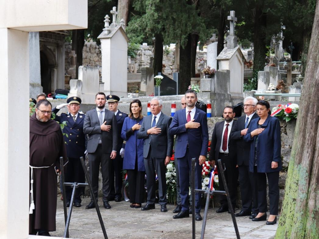 Povodom obilježavanja Dana policije položeni vijenci i održan svečani program