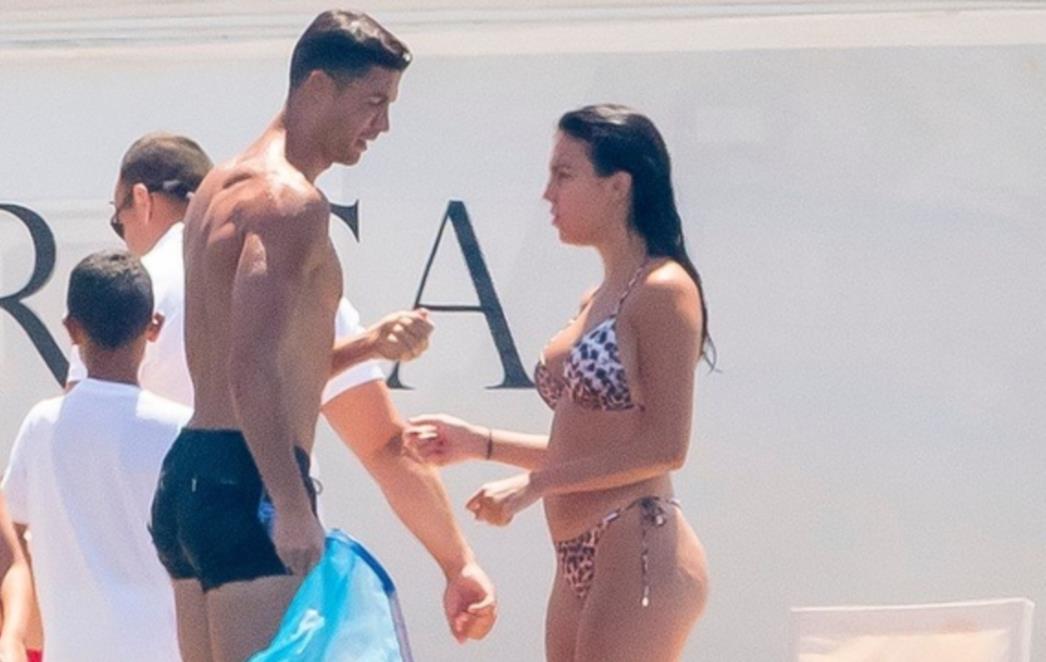 CRISTIANO RONALDO I GEORGINA UŽIVAJU NA NJEGOVOJ LUKSUZNOJ JAHTI Manekenka pokazala svoje obline u minijaturnom tigrastom badiću