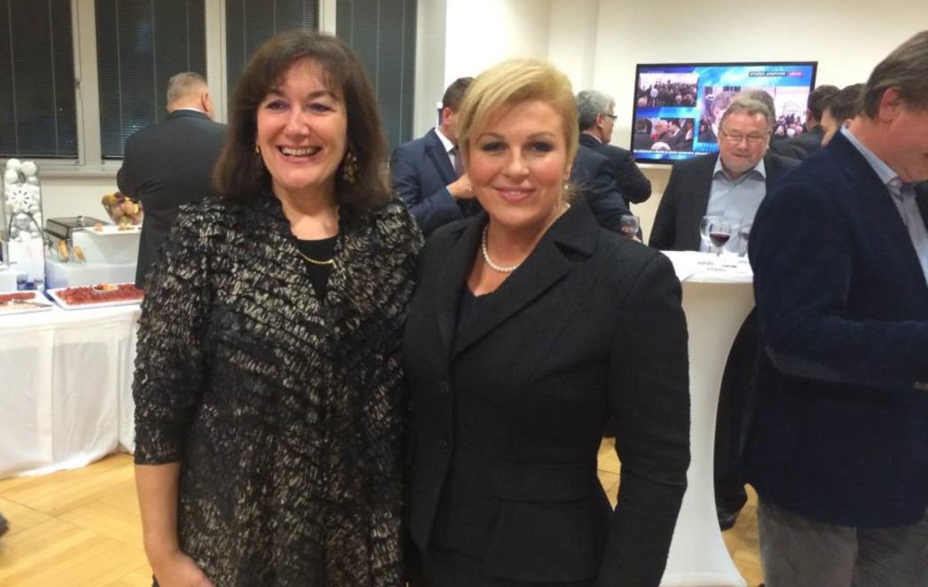 TAKO SE SLAVI: Dubravka Šuica i Kolinda Grabar Kitarović zagrljene do nove pobjede!