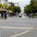 Riješen misterij djevojke iz Prijedora koja danima stoji i šuti na gradskom trgu 
