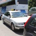 Taksist preticao kolonu pri punoj crti dok mu je sa suprotne strane nailazio autobus (FOTO) 