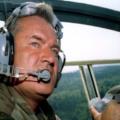 Mladić u zrakoplovu za Haag